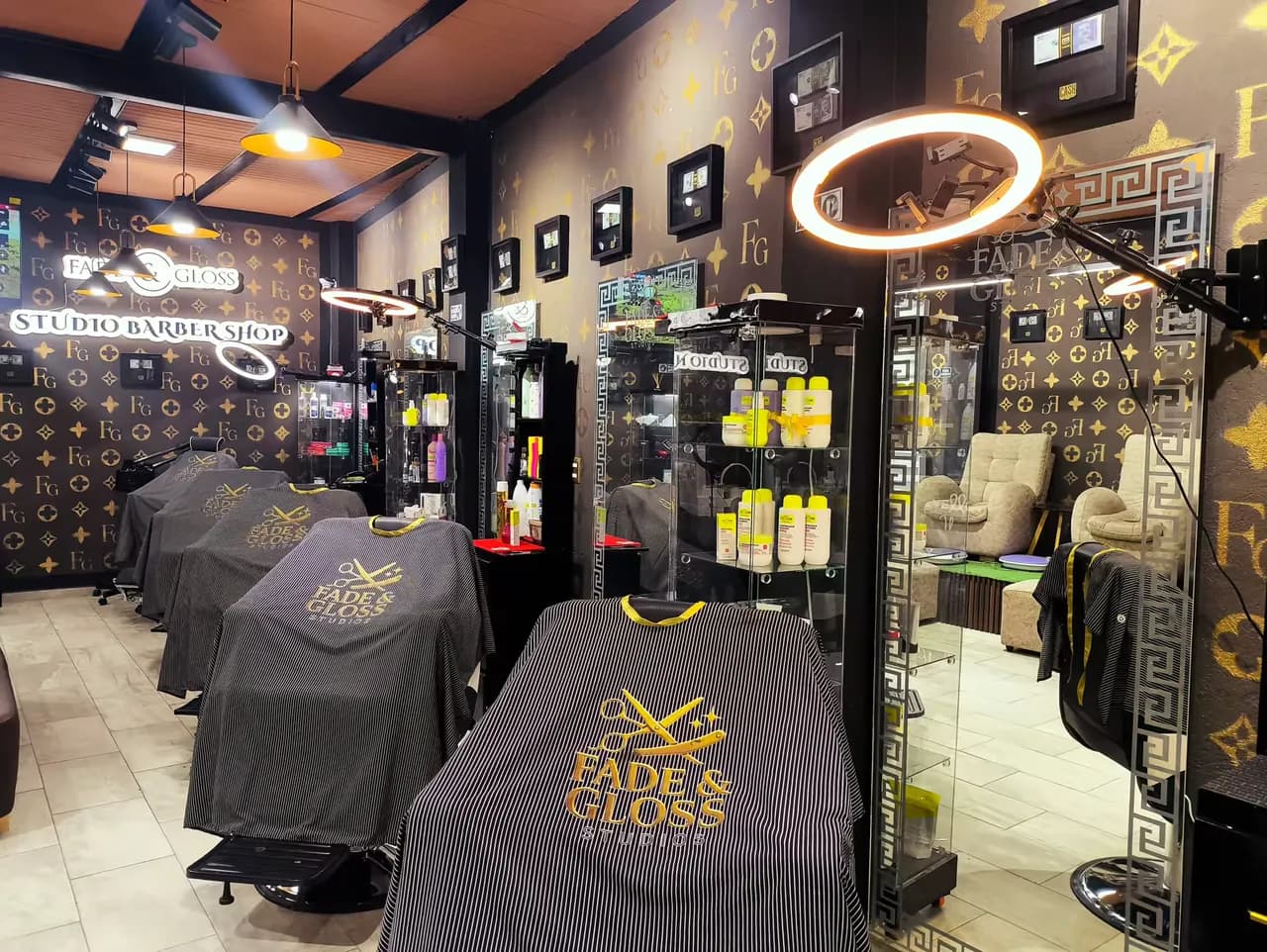 Interior de Fade & Gloss Studios — barbería y salón de belleza en San Mateo, Soacha